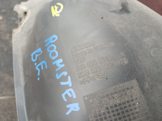 bontott SKODA ROOMSTER Bal első Dobbetét (Kerékjárati, Műanyag)