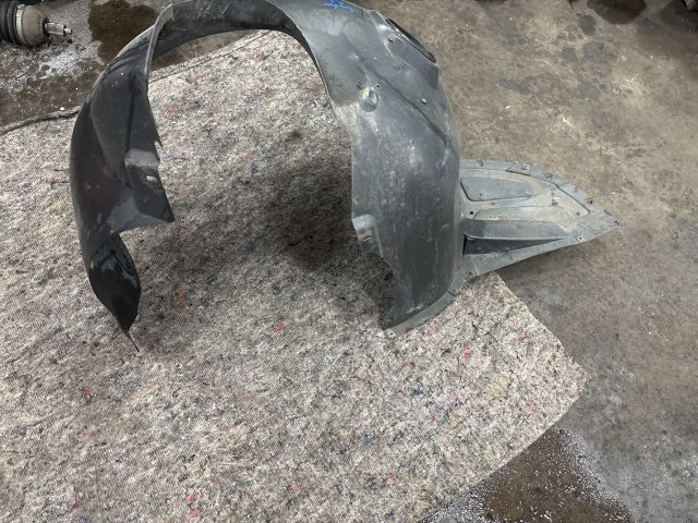 bontott SKODA ROOMSTER Bal első Dobbetét (Kerékjárati, Műanyag)