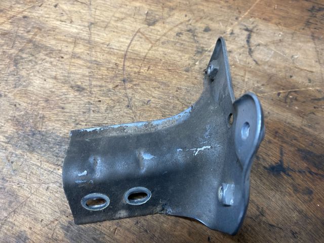 bontott SKODA ROOMSTER Bal Sárvédő Oldaltartó