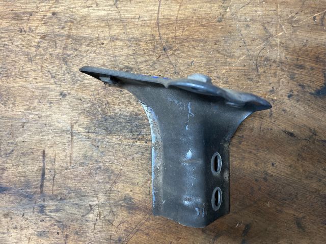 bontott SKODA ROOMSTER Bal Sárvédő Oldaltartó