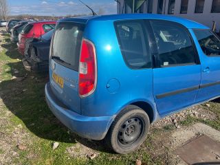 bontott SKODA ROOMSTER Jobb első Dobbetét (Kerékjárati, Műanyag)