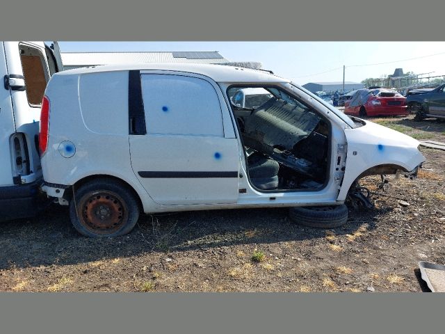 bontott SKODA ROOMSTER Jobb első Gumikéder