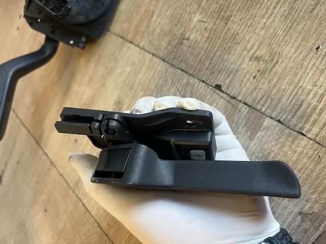 bontott SKODA ROOMSTER Motorháztető Nyitó Kar / Gomb