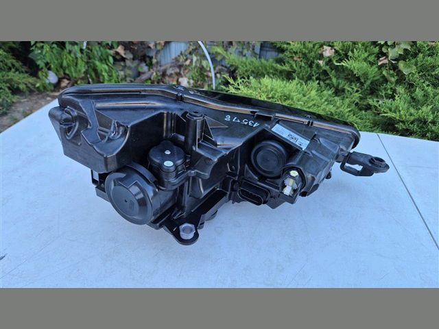 bontott SKODA SCALA Bal Fényszóró