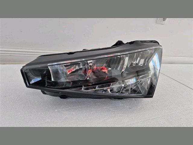 bontott SKODA SCALA Bal Fényszóró