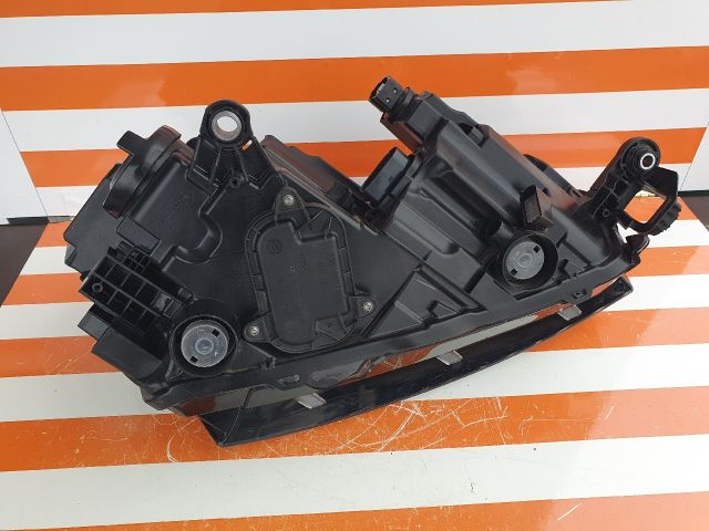 bontott SKODA SCALA Bal Ledes Fényszóró