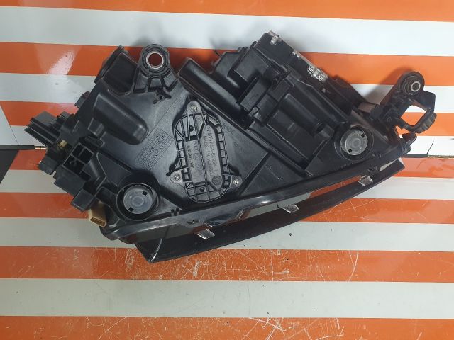 bontott SKODA SCALA Bal Ledes Fényszóró