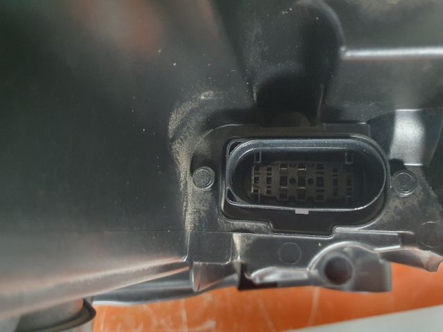 bontott SKODA SCALA Bal Ledes Fényszóró