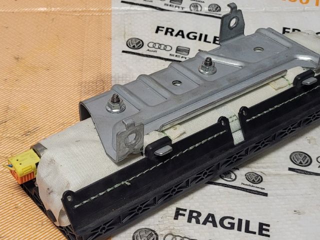 bontott SKODA SCALA Bal Térdlégzsák