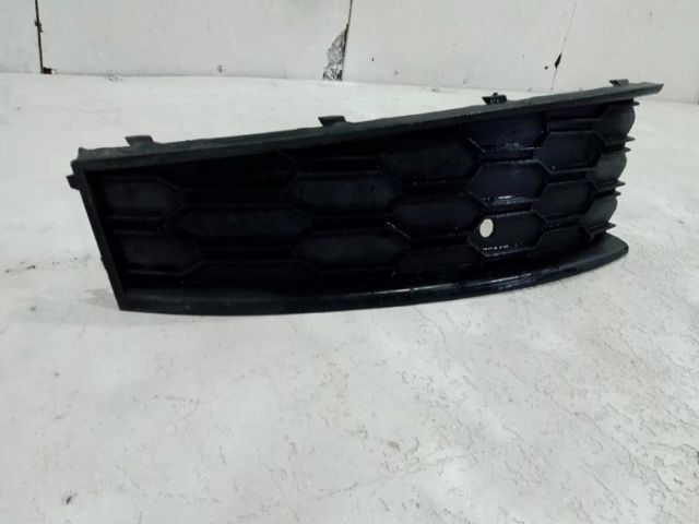 bontott SKODA SCALA Első Lökhárító Bal Díszrács