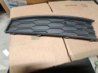 bontott SKODA SCALA Első Lökhárító Bal Díszrács