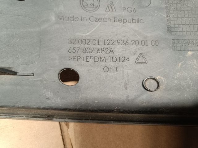 bontott SKODA SCALA Első Lökhárító Bal Díszrács