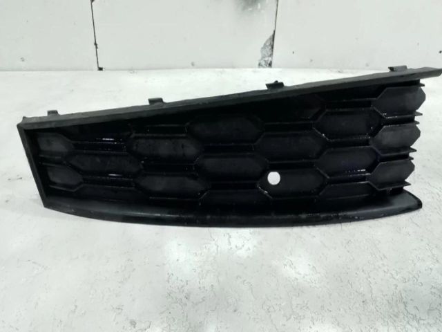 bontott SKODA SCALA Első Lökhárító Bal Díszrács