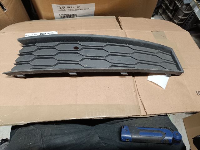 bontott SKODA SCALA Első Lökhárító Bal Díszrács