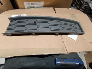 bontott SKODA SCALA Első Lökhárító Bal Díszrács