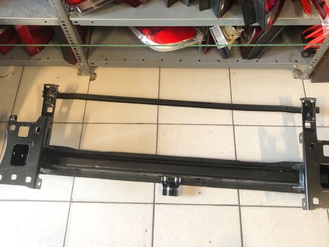 bontott SKODA SCALA Első Lökhárító Merevítő (Fém)