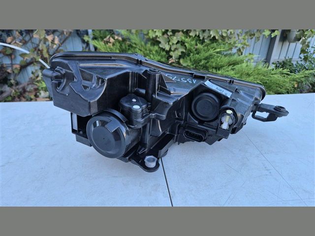 bontott SKODA SCALA Jobb Fényszóró