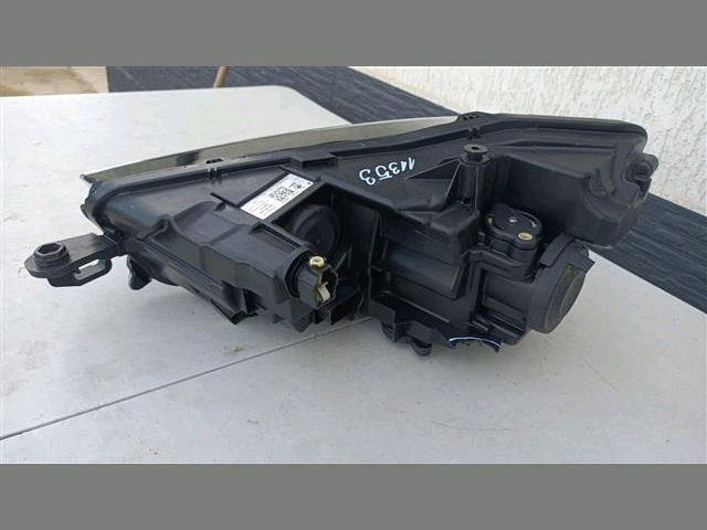 bontott SKODA SCALA Jobb Fényszóró