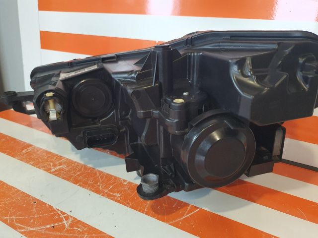 bontott SKODA SCALA Jobb Ledes Fényszóró