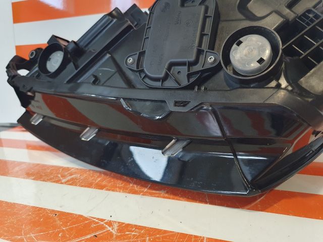 bontott SKODA SCALA Jobb Ledes Fényszóró