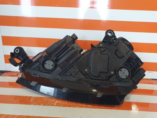 bontott SKODA SCALA Jobb Ledes Fényszóró