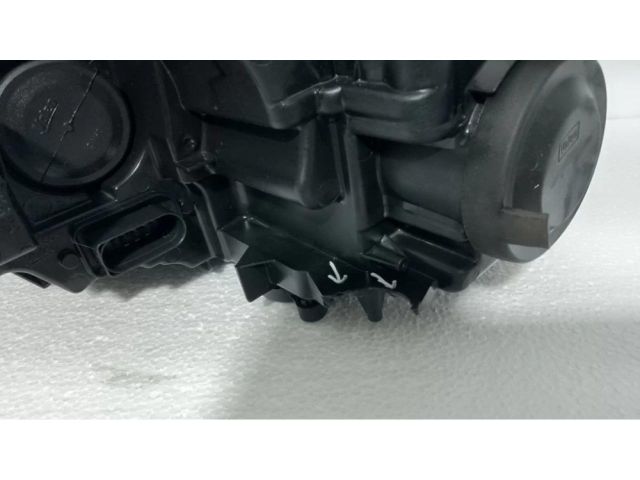 bontott SKODA SCALA Jobb Ledes Fényszóró