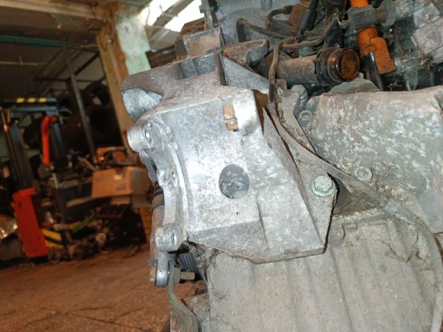 bontott SKODA SUPERB I Generátor Tartó Bak