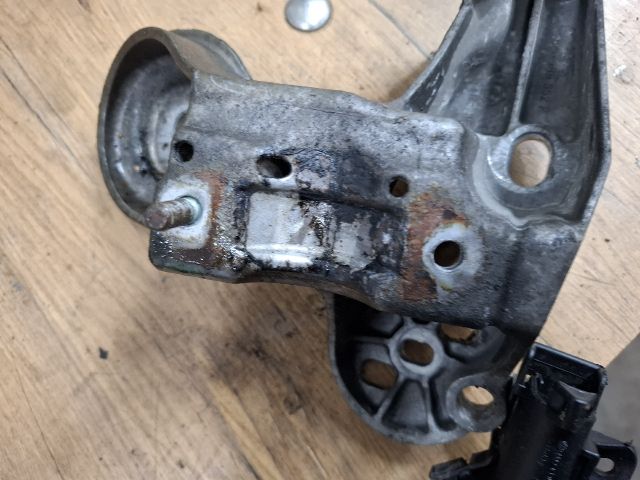 bontott SKODA SUPERB I Motor Tartó Bak (Fém)