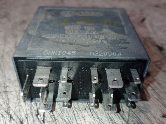 bontott SKODA SUPERB I Ablaktörlő Relé