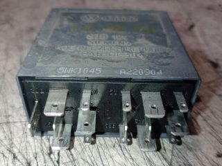 bontott SKODA SUPERB I Ablaktörlő Relé