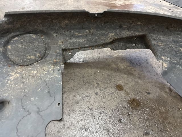 bontott SKODA SUPERB I Bal első Dobbetét (Kerékjárati, Műanyag)