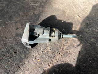 bontott SKODA SUPERB I Bal első Zárbetét