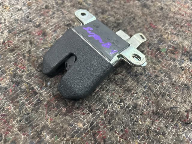 bontott SKODA SUPERB I Csomagtérajtó Zárszerkezet