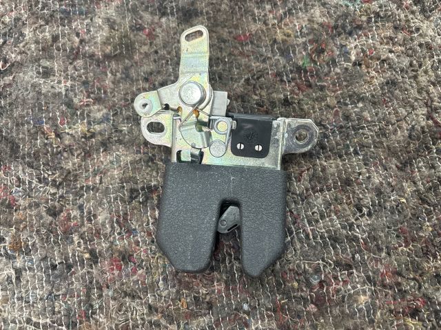 bontott SKODA SUPERB I Csomagtérajtó Zárszerkezet