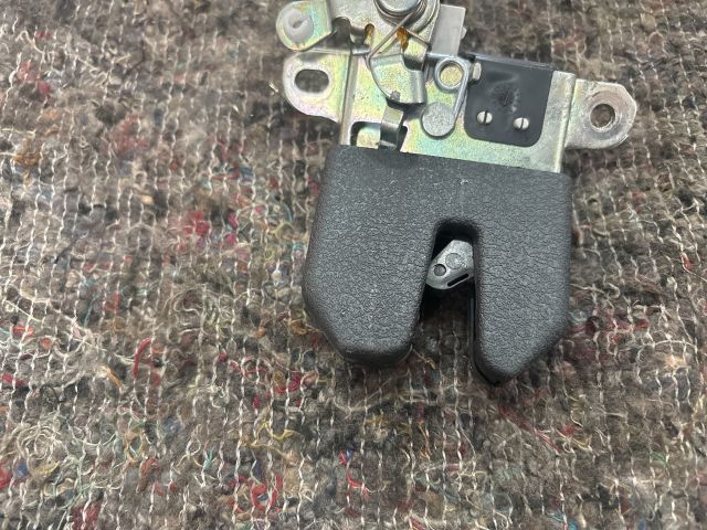 bontott SKODA SUPERB I Csomagtérajtó Zárszerkezet