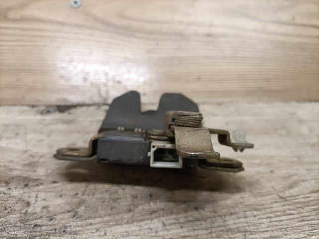 bontott SKODA SUPERB I Csomagtérajtó Zárszerkezet