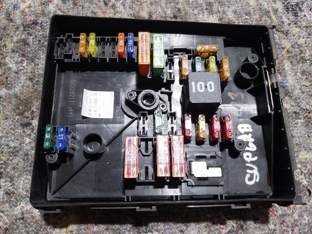 bontott SKODA SUPERB II Biztosítéktábla Motortér