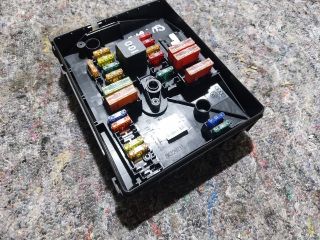 bontott SKODA SUPERB II Biztosítéktábla Motortér