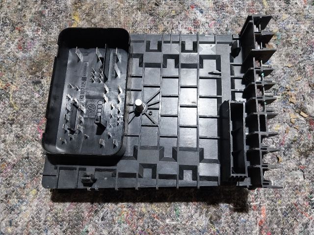 bontott SKODA SUPERB II Biztosítéktábla Motortér