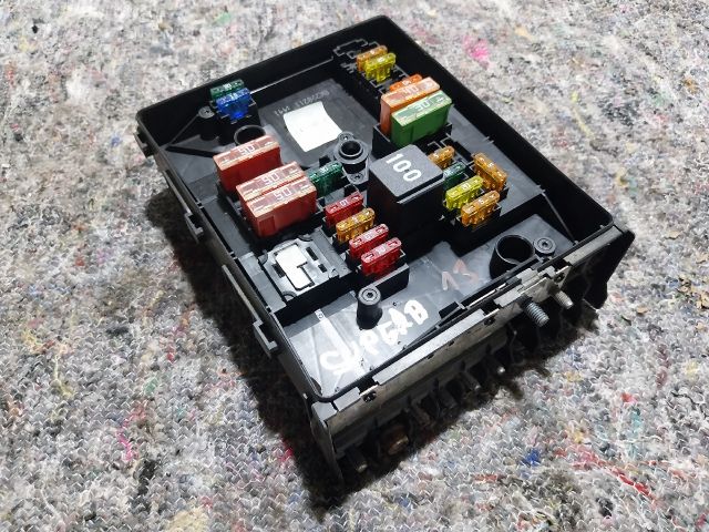 bontott SKODA SUPERB II Biztosítéktábla Motortér