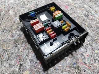 bontott SKODA SUPERB II Biztosítéktábla Motortér