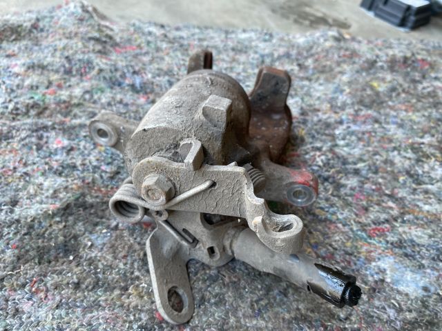 bontott SKODA SUPERB II Bal hátsó Féknyereg Munkahengerrel