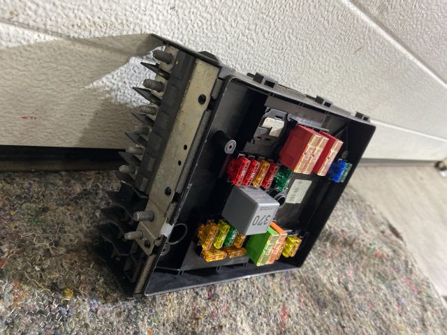 bontott SKODA SUPERB II Biztosítéktábla Motortér