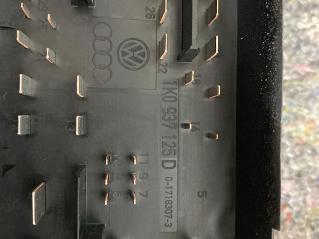 bontott SKODA SUPERB II Biztosítéktábla Motortér