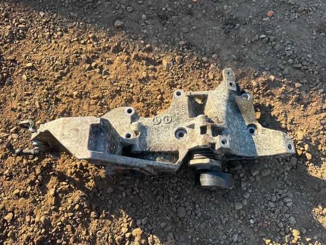 bontott SKODA SUPERB II Generátor Tartó Bak