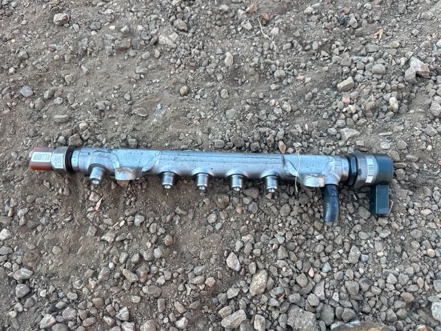 bontott SKODA SUPERB II Porlasztó Sor / Híd