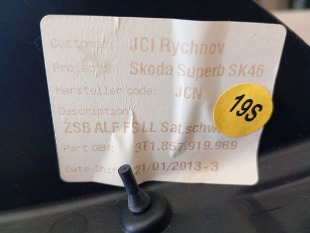 bontott SKODA SUPERB II Bal első Tároló Rekesz