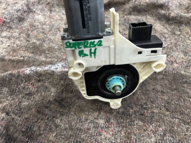 bontott SKODA SUPERB II Bal hátsó Ablakemelő Motor