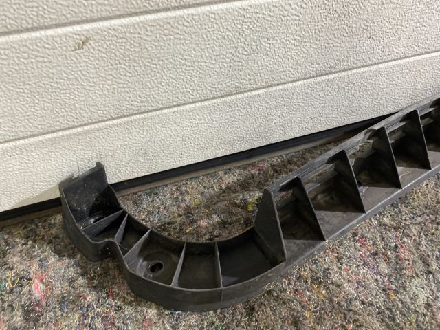 bontott SKODA SUPERB II Bal hátsó Lökhárító Tartó (Műanyag)