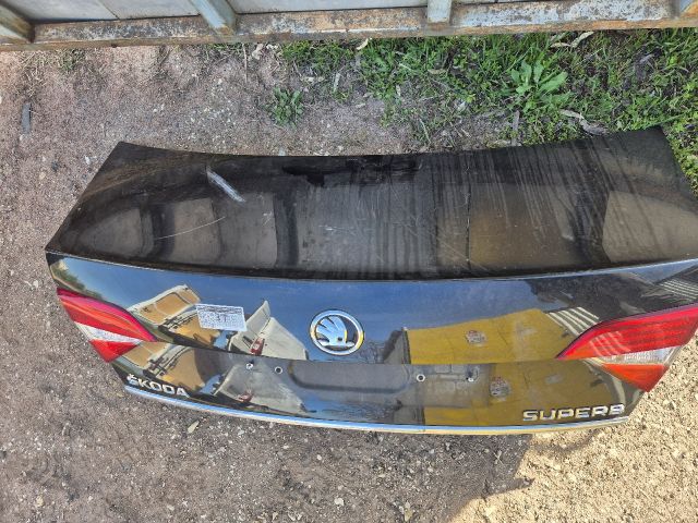 bontott SKODA SUPERB II Csomagtérajtó (Részeivel)